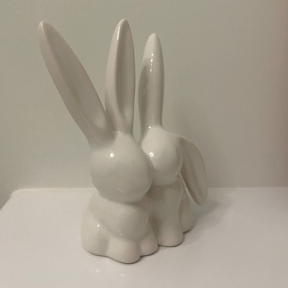 Love Bunnies Ring Holder | White ceramic | Urban Outfitters